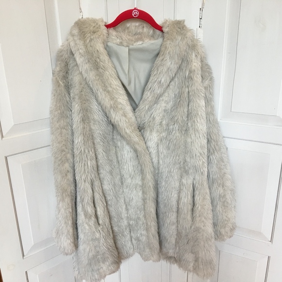 Blair Jackets & Blazers - Vintage Blair Whitish-Gray Faux Fur Coat
